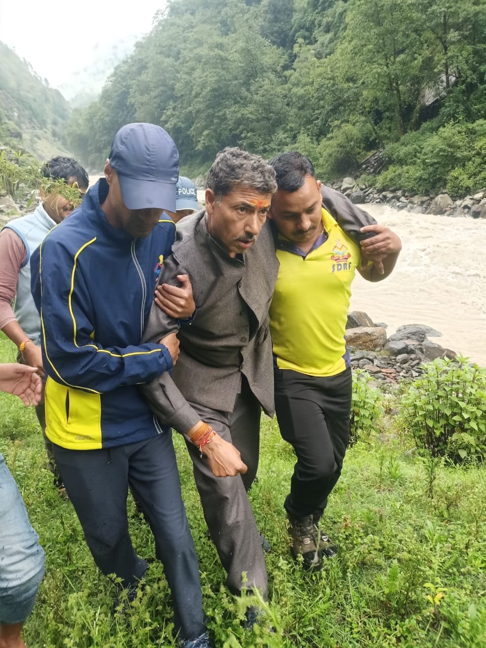 गंगोत्री राजमार्ग पर सड़क पर पलटा वाहन, एस0डी0आर0एफ उत्तराखंड पुलिस ने दो यात्रियों को किया रेस्क्यू