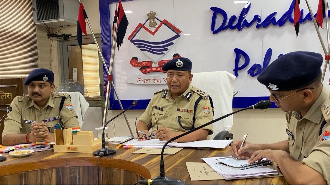 पुलिस महानिरीक्षक गढवाल परिक्षेत्र महोदय द्वारा पुलिस कार्यालय देहरादून में ली गई जनपद की अपराध समीक्षा गोष्ठी।