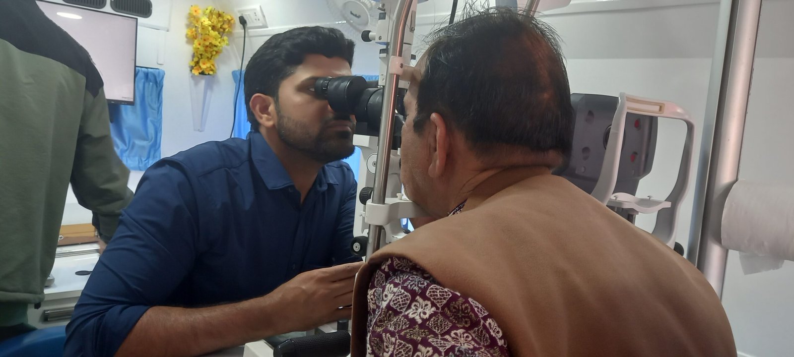 प्रेस क्लब ने लगाया नेत्र स्वास्थ्य शिविर, 100 से अधिक लोगों ने कराई जांच