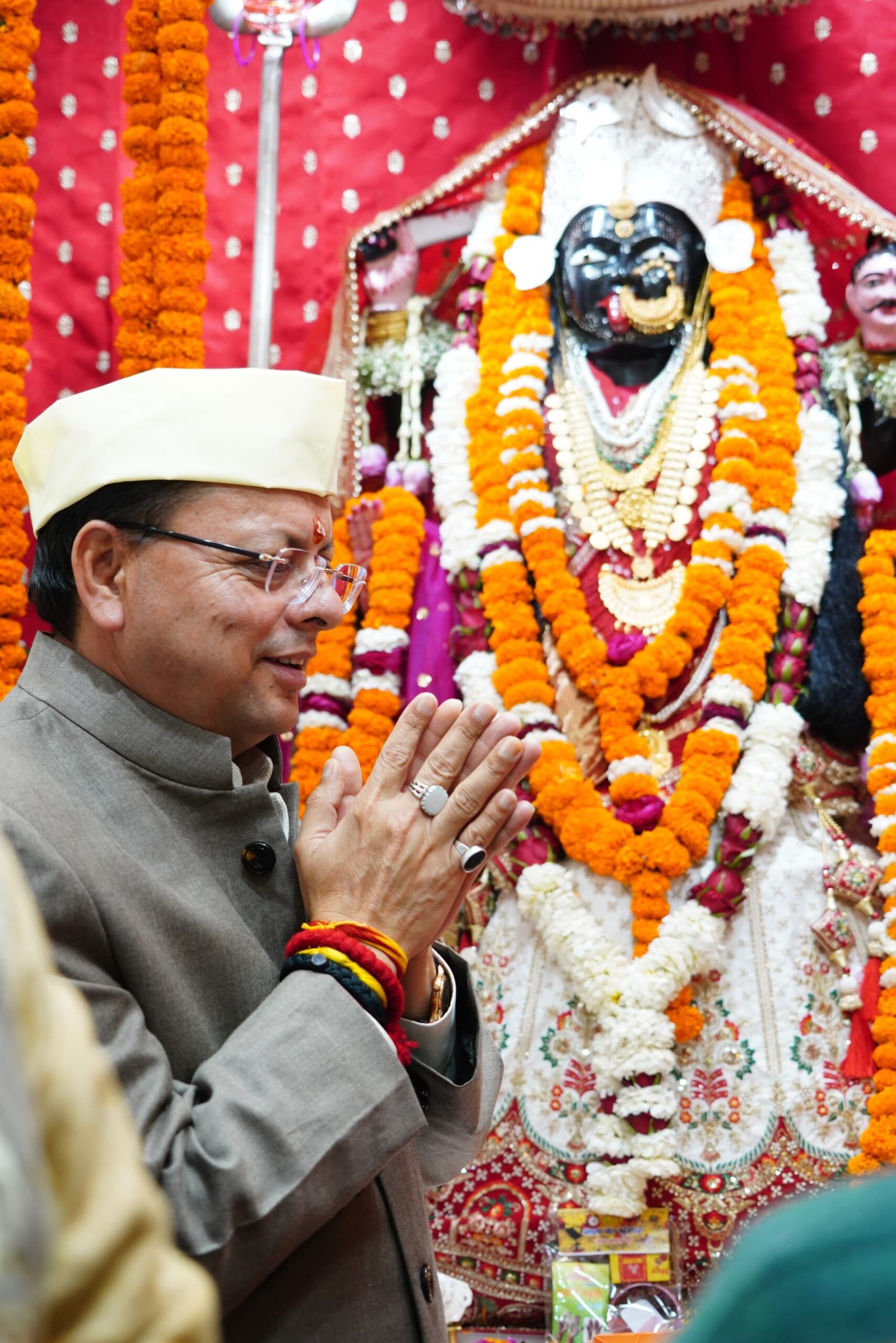 चैत्र नवरात्र के पावन अवसर पर मुख्यमंत्री श्री पुष्कर सिंह धामी ने माँ कालिका मंदिर में की पूजा-अर्चना
