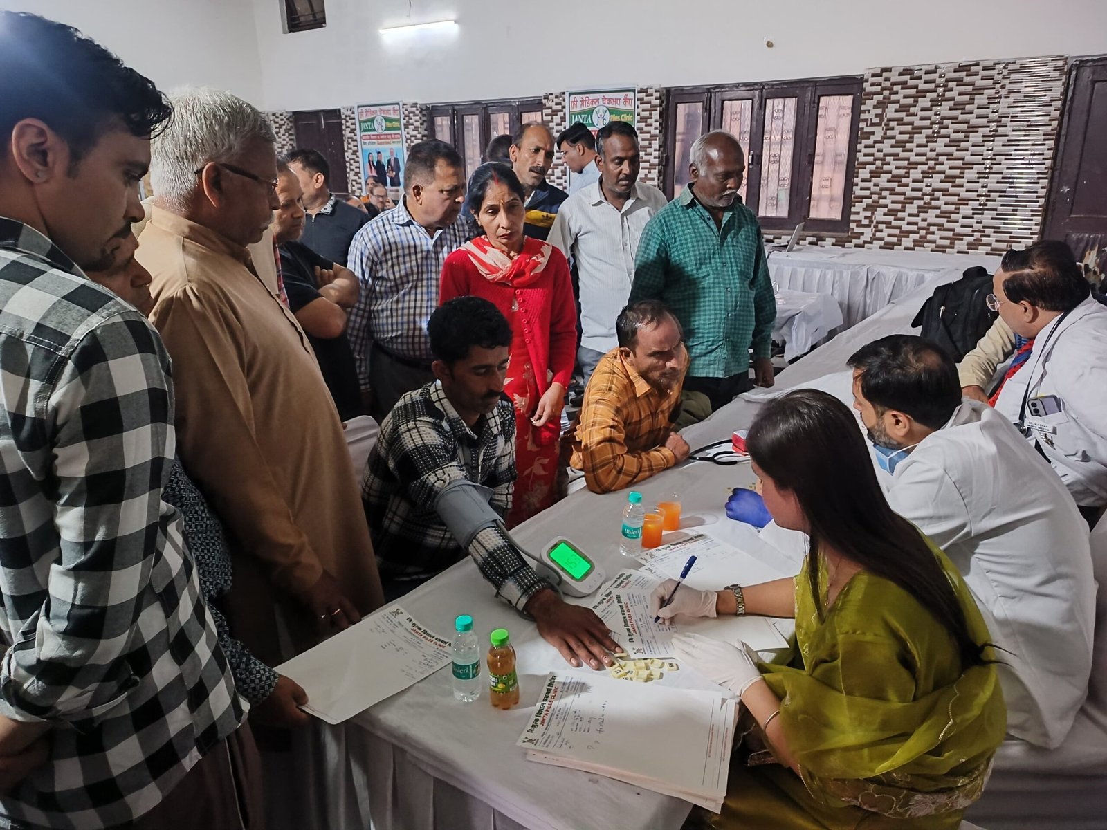 जनता पाइल्स क्लिनिक द्वारा निःशुल्क स्वास्थ्य जांच शिविर