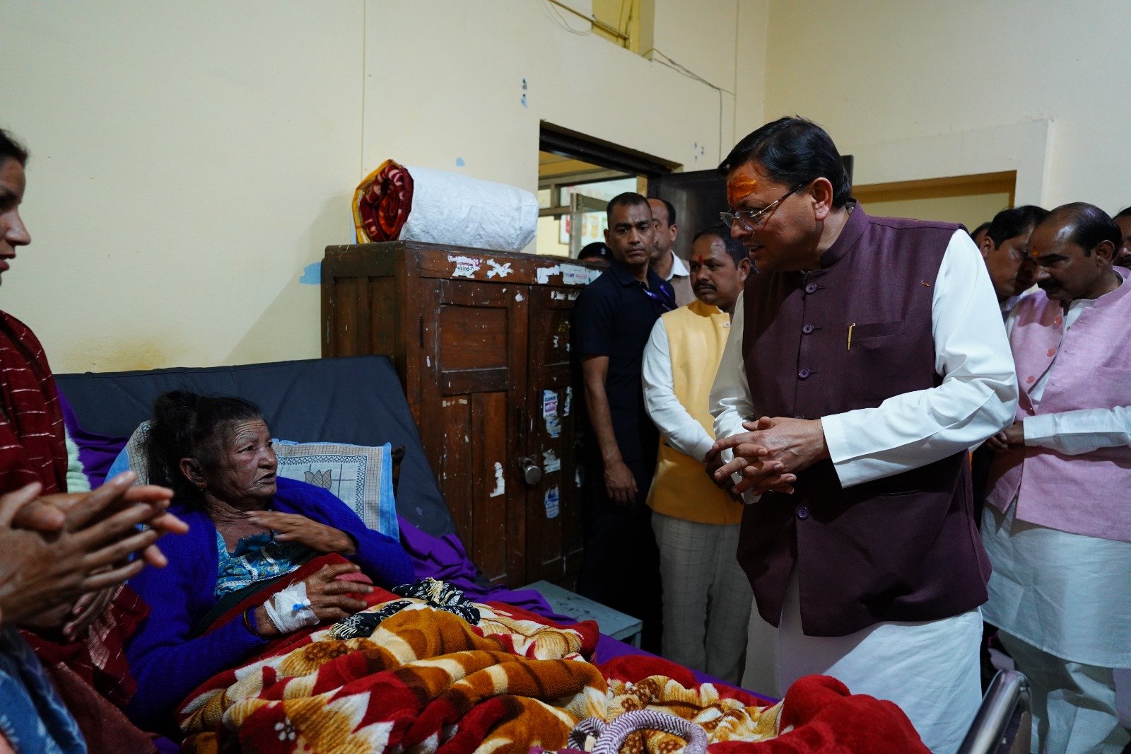 मुख्यमंत्री पुष्कर सिंह धामी ने जिला अस्पताल पहुंच मरीजों का जाना हालचाल, बेहतर स्वास्थ्य सुविधाओं का दिया भरोसा