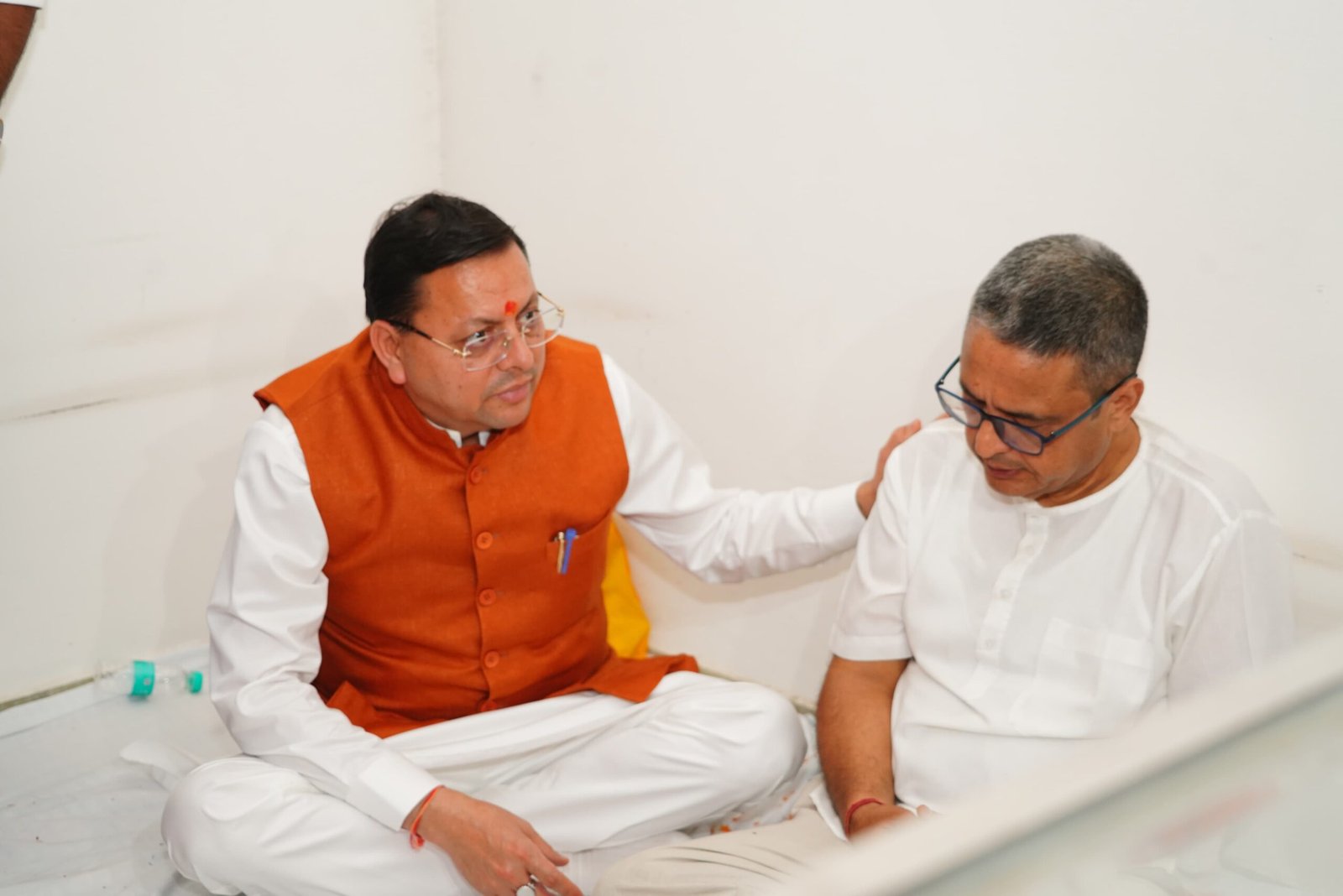 बसंत विहार स्थित निवास पहुंचकर मुख्यमंत्री धामी ने खण्डूरी परिवार को दी सांत्वना