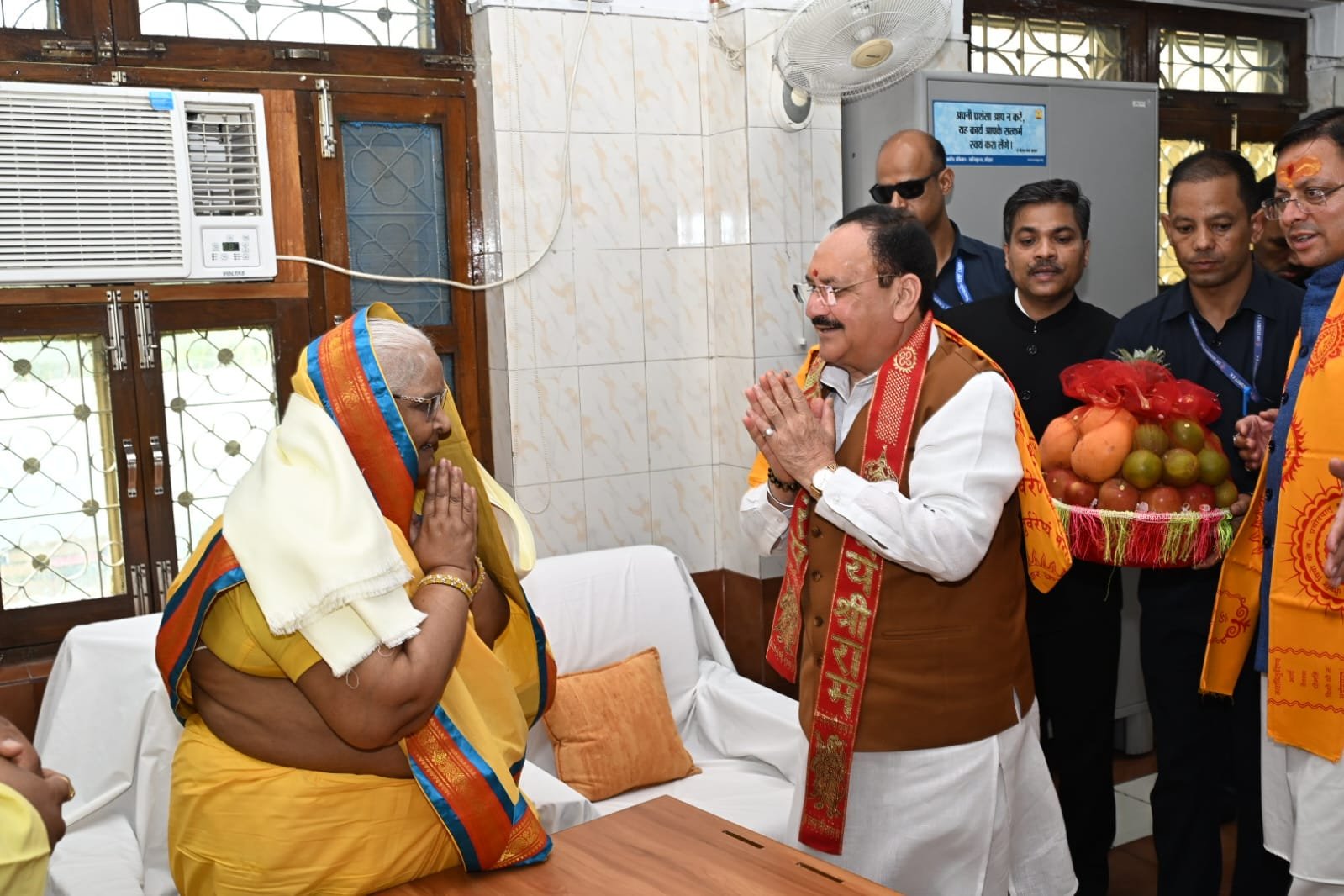 केंद्रीय स्वास्थ्य एवं परिवार कल्याण मंत्री जे.पी. नड्डा एवं मुख्यमंत्री पुष्कर सिंह धामी  शांतिकुंज पहुंचकर गायत्री परिवार की अधिष्ठात्री श्रद्धेया शैलदीदी से भेंट की। इस अवसर पर मुख्यमंत्री एवं केंद्रीय मंत्री ने श्रद्धेया शैलदीदी को अंगवस्त्र भेंट