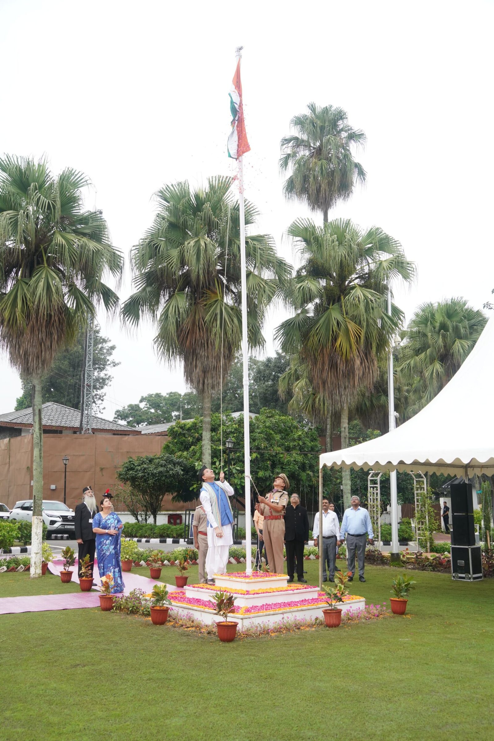 मुख्यमंत्री पुष्कर सिंह धामी ने 80वें स्वतंत्रता दिवस के अवसर पर मुख्यमंत्री आवास में ध्वजारोहण