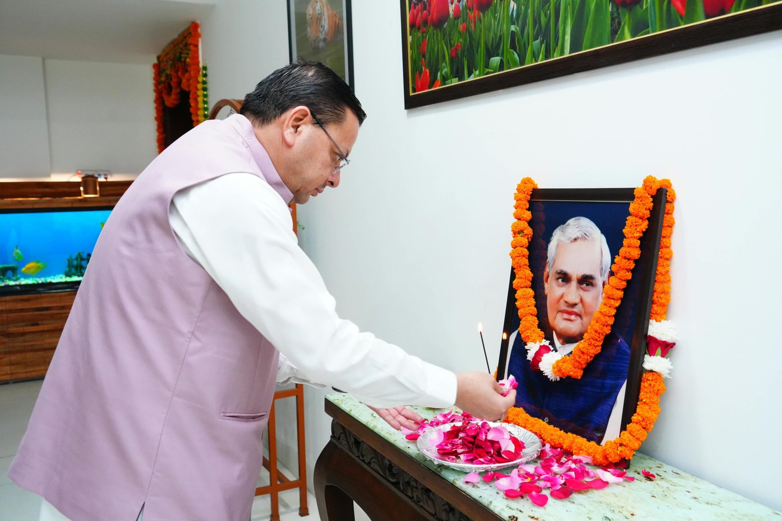 धामी ने पूर्व प्रधानमंत्री एवं भारत रत्न अटल बिहारी वाजपेयी जी की पुण्यतिथि पर उनके चित्र पर श्रद्धासुमन अर्पित कर उन्हें भावपूर्ण श्रद्धांजलि