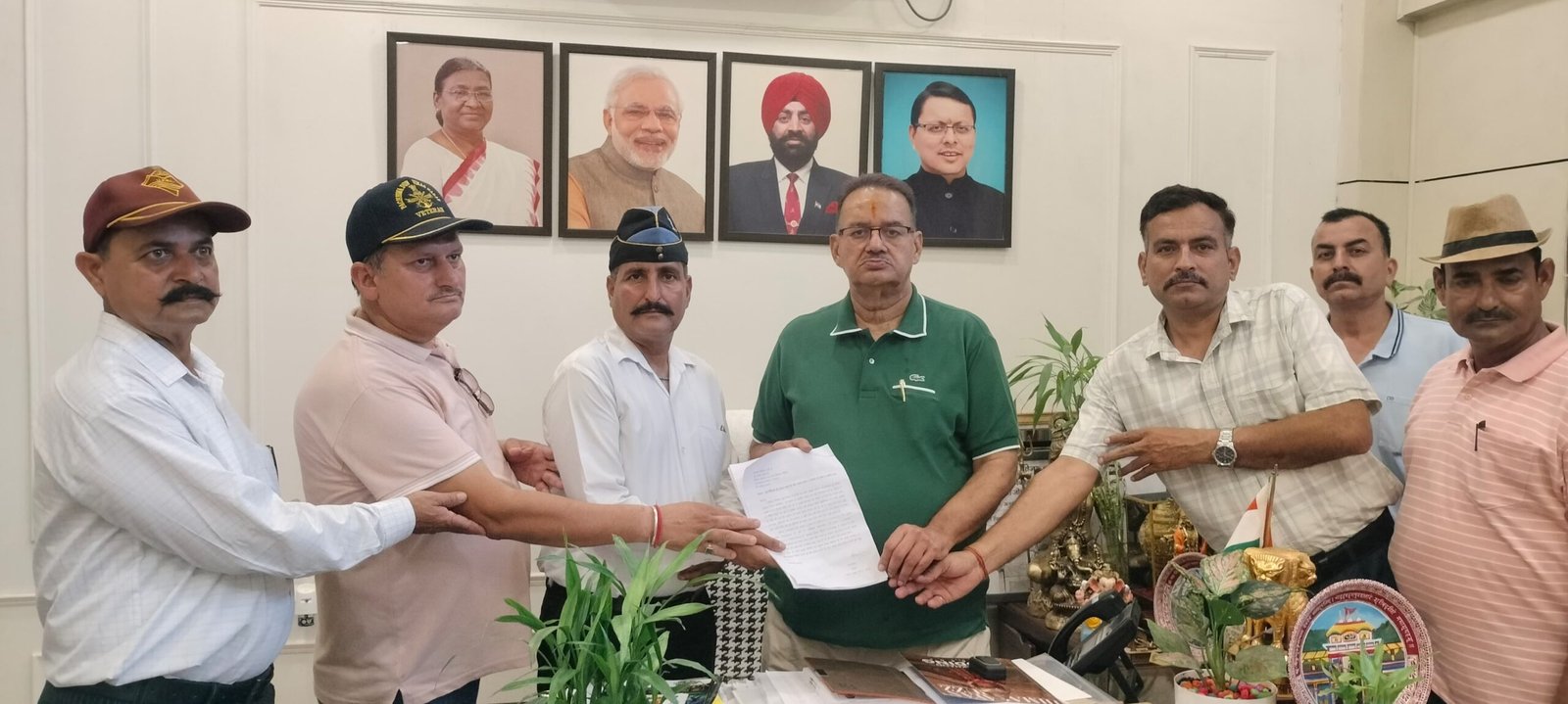 सैनिक कल्याण मंत्री गणेश जोशी को पूर्व सैनिको को समान कार्य के लिए समान वेतन न मिलने के संबंध में ज्ञापन सौंपते पूर्व सैनिक