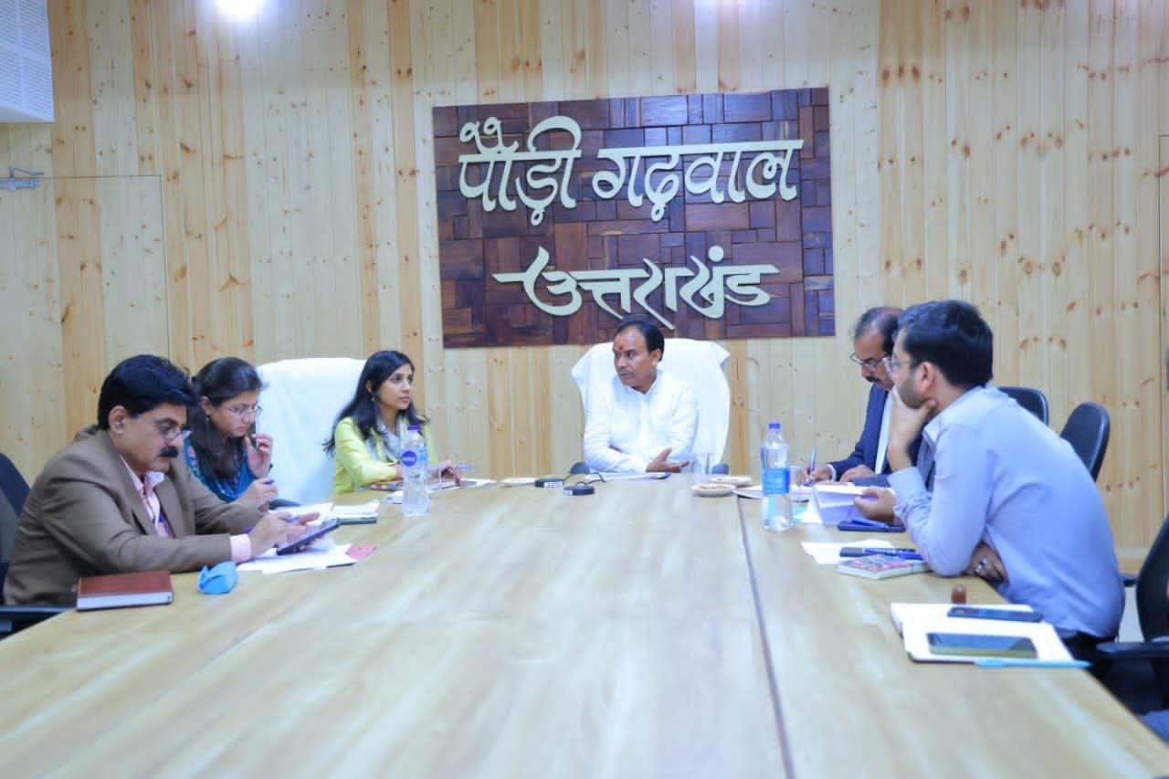 आपदा क्षेत्र भ्रमण निरीक्षण के पश्चात जिलाधिकारी और अन्य अधिकारियों से कैबिनेट मंत्री ने की समीक्षा बैठक