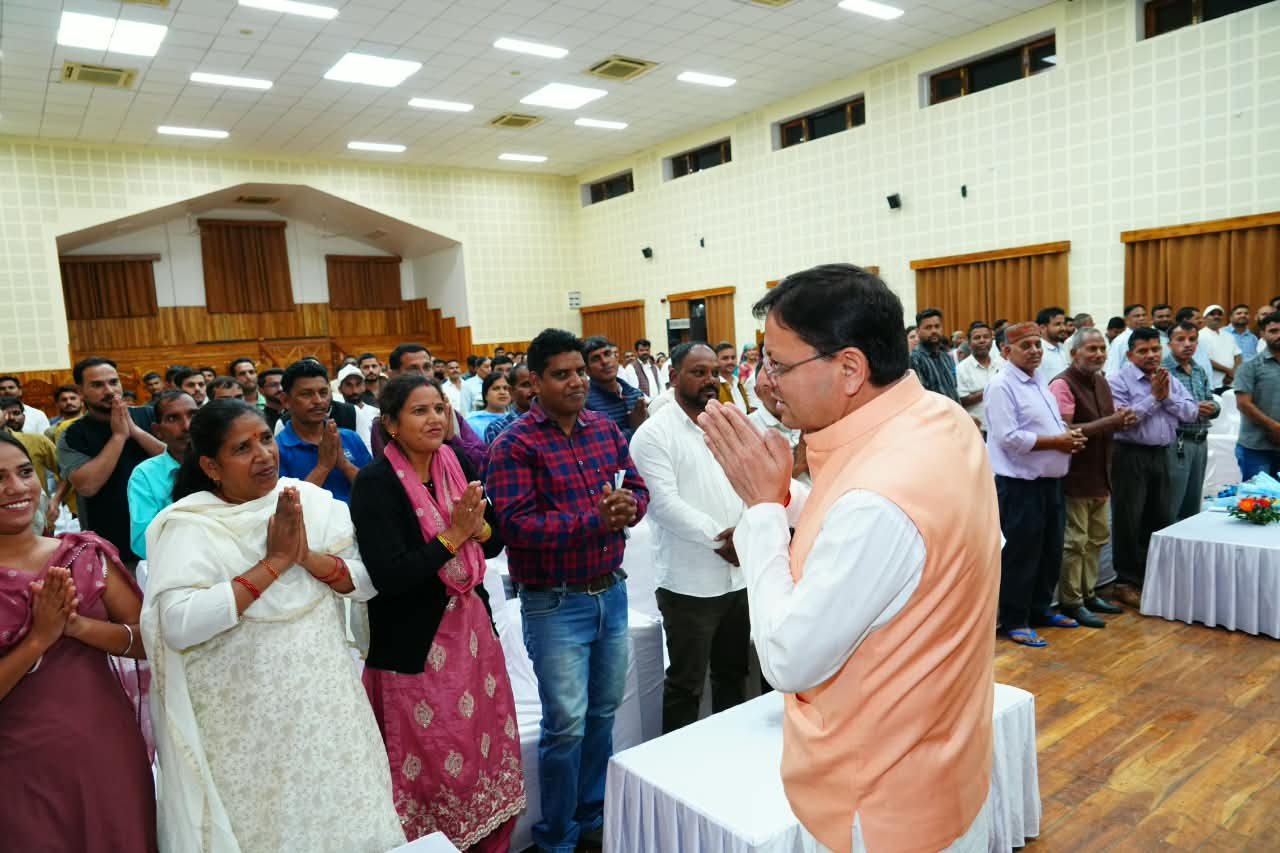 सीएम धामी ने मुख्य सेवक सदन में अनुसूचित जाति एवं अनुसूचित जनजाति समुदाय के लोगों से किया संवाद