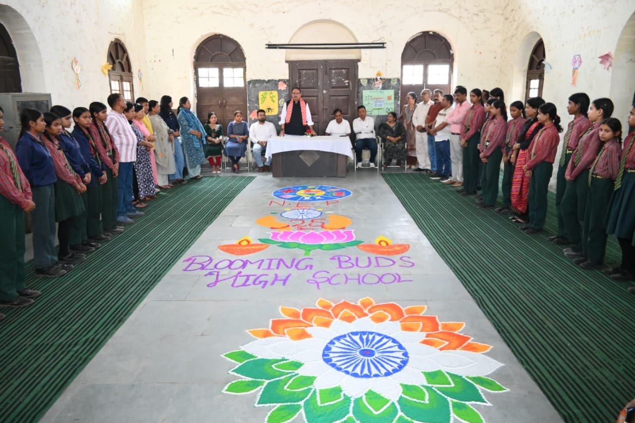 बच्चों द्वारा बनाई गई रंगोली की सराहना कर मंत्री जोशी ने बढ़ाया उत्साह