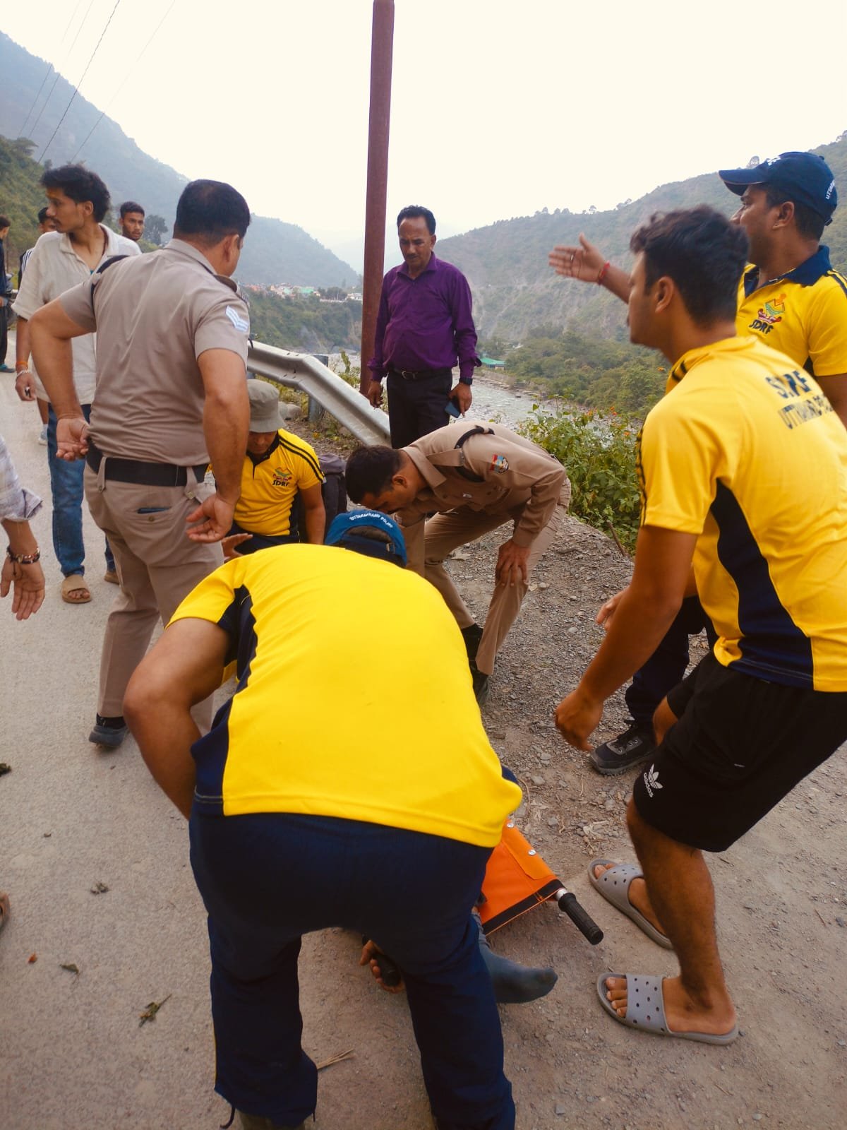 पौड़ी, दंगलेश्वर महादेव मंदिर मार्ग पर स्कूटी दुर्घटनाग्रस्त, SDRF ने खाई से घायल को किया रेस्क्यू